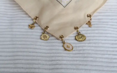 Comment nouer un foulard carré : pliages et nœuds de base